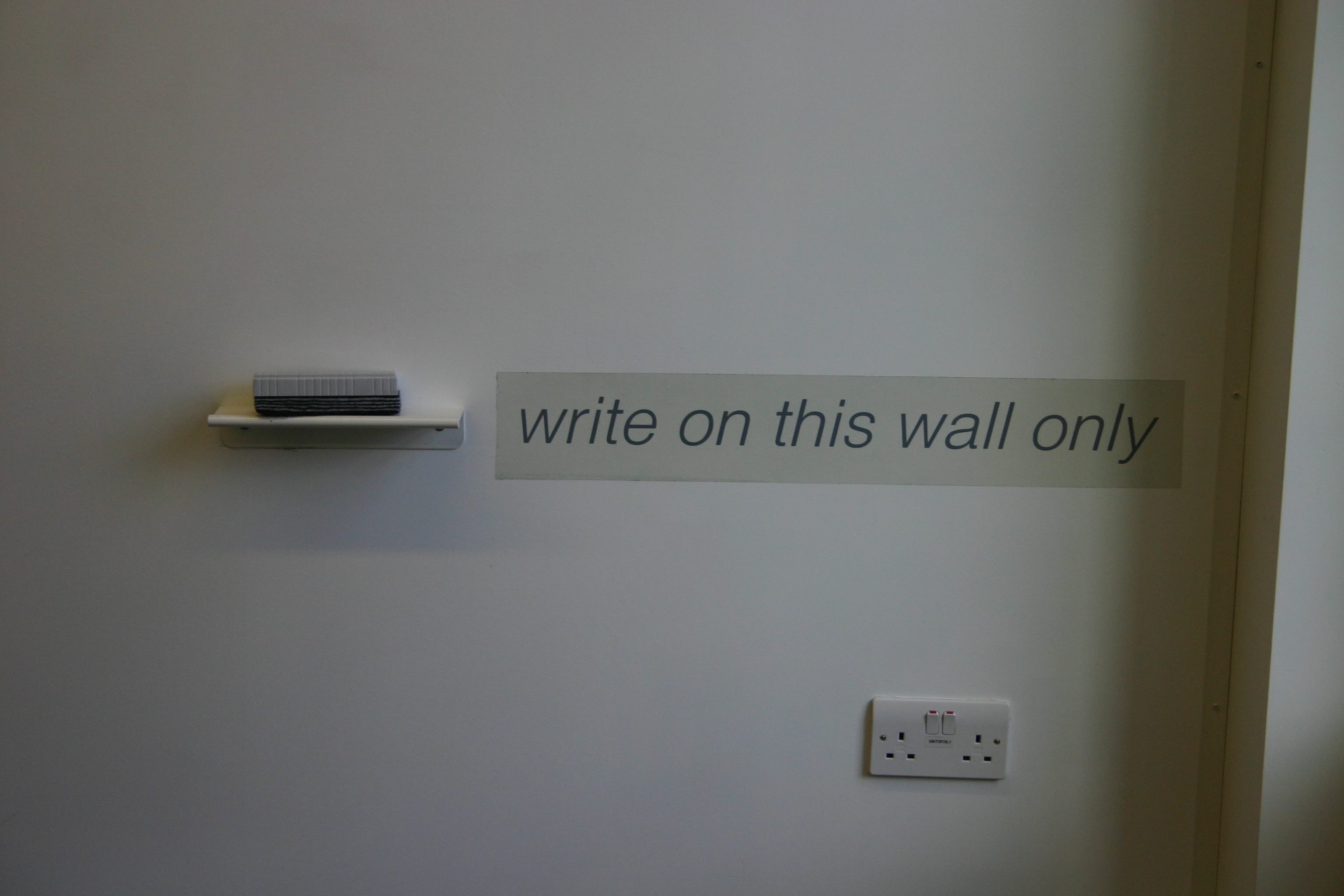 Hultロンドンのミーティングルーム。Write on this wall only